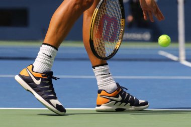 New York - 27 Ağustos 2018: 2018 bize açık Usta Ulusal Tenis Merkezi özel Nike sırasında özel tenis ayakkabıları ilk maç boyunca Bulgaristan Grigor Dimitrov giyer profesyonel tenis oyuncusu 