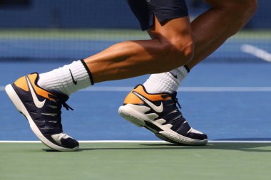 New York - 27 Ağustos 2018: 2018 bize açık Usta Ulusal Tenis Merkezi özel Nike sırasında özel tenis ayakkabıları ilk maç boyunca Bulgaristan Grigor Dimitrov giyer profesyonel tenis oyuncusu 