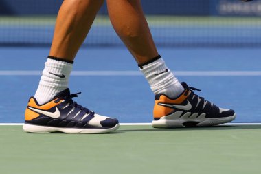 New York - 27 Ağustos 2018: 2018 bize açık Usta Ulusal Tenis Merkezi özel Nike sırasında özel tenis ayakkabıları ilk maç boyunca Bulgaristan Grigor Dimitrov giyer profesyonel tenis oyuncusu 