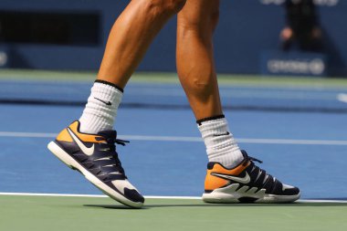 New York - 27 Ağustos 2018: 2018 bize açık Usta Ulusal Tenis Merkezi özel Nike sırasında özel tenis ayakkabıları ilk maç boyunca Bulgaristan Grigor Dimitrov giyer profesyonel tenis oyuncusu 