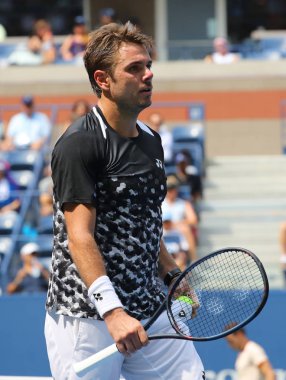 New York - 27 Ağustos 2018: Grand Slam şampiyonu Stanislas Wawrinka İsviçre 2018 ilk tur maçı sırasında eylem bize Usta Ulusal tenis merkezinde açık
