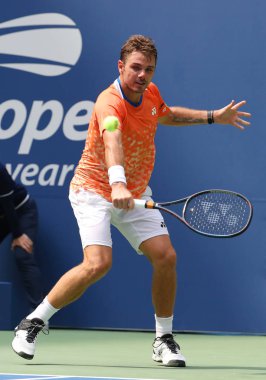 New York - 27 Ağustos 2018: Grand Slam şampiyonu Stanislas Wawrinka İsviçre 2018 ilk tur maçı sırasında eylem bize Usta Ulusal tenis merkezinde açık