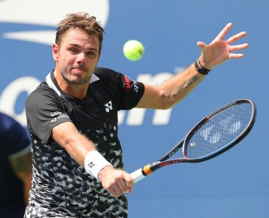 New York - 27 Ağustos 2018: Grand Slam şampiyonu Stanislas Wawrinka İsviçre 2018 ilk tur maçı sırasında eylem bize Usta Ulusal tenis merkezinde açık