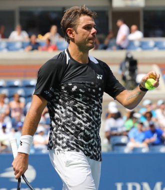 New York - 27 Ağustos 2018: Grand Slam şampiyonu Stanislas Wawrinka İsviçre 2018 ilk tur maçı sırasında eylem bize Usta Ulusal tenis merkezinde açık