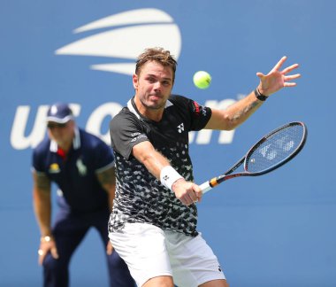 New York - 27 Ağustos 2018: Grand Slam şampiyonu Stanislas Wawrinka İsviçre 2018 ilk tur maçı sırasında eylem bize Usta Ulusal tenis merkezinde açık