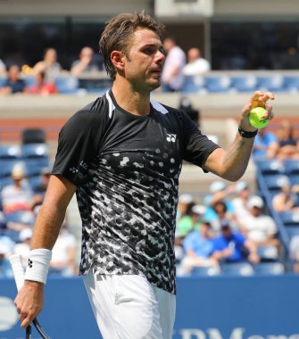 New York - 27 Ağustos 2018: Grand Slam şampiyonu Stanislas Wawrinka İsviçre 2018 ilk tur maçı sırasında eylem bize Usta Ulusal tenis merkezinde açık