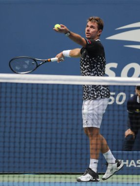 New York - 27 Ağustos 2018: Grand Slam şampiyonu Stanislas Wawrinka İsviçre 2018 ilk tur maçı sırasında eylem bize Usta Ulusal tenis merkezinde açık