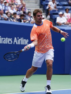 New York - 27 Ağustos 2018: Grand Slam şampiyonu Stanislas Wawrinka İsviçre 2018 ilk tur maçı sırasında eylem bize Usta Ulusal tenis merkezinde açık