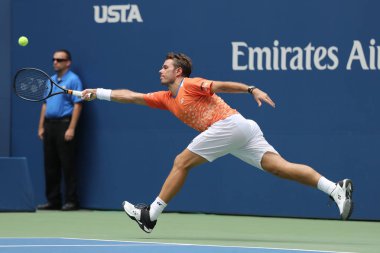 New York - 27 Ağustos 2018: Grand Slam şampiyonu Stanislas Wawrinka İsviçre 2018 ilk tur maçı sırasında eylem bize Usta Ulusal tenis merkezinde açık
