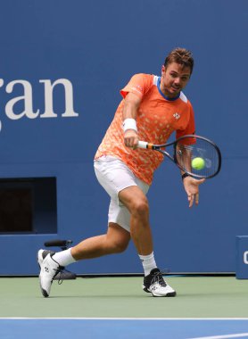 New York - 27 Ağustos 2018: Grand Slam şampiyonu Stanislas Wawrinka İsviçre 2018 ilk tur maçı sırasında eylem bize Usta Ulusal tenis merkezinde açık