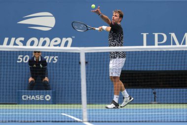 New York - 27 Ağustos 2018: Grand Slam şampiyonu Stanislas Wawrinka İsviçre 2018 ilk tur maçı sırasında eylem bize Usta Ulusal tenis merkezinde açık
