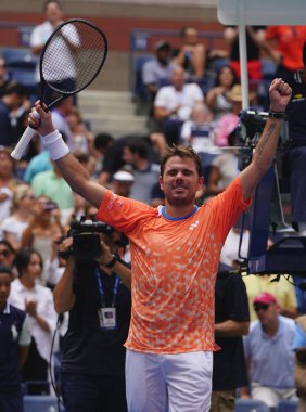 New York - 27 Ağustos 2018: Grand Slam şampiyonu Stanislas Wawrinka İsviçre 2018 ilk tur maçı sırasında eylem bize Usta Ulusal tenis merkezinde açık