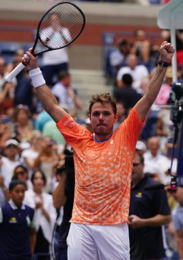 New York - 27 Ağustos 2018: Grand Slam şampiyonu Stanislas Wawrinka İsviçre 2018 ilk tur maçı sırasında eylem bize Usta Ulusal tenis merkezinde açık