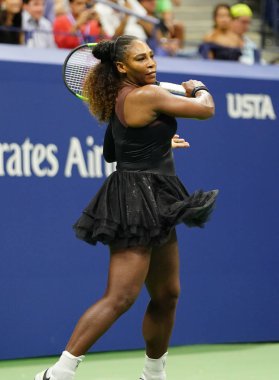 New York - 27 Ağustos 2018: 23-zaman Grand Slam şampiyonu Serena Williams eylem sırasında onun 2018 bize açık ilk turu maç Billie Jean King Ulusal Tenis Merkezi
