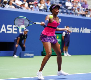 New York - 27 Ağustos 2018: Grand Slam şampiyonu Venus Williams eylem sırasında onun 2018 bize açık ilk turu maç Billie Jean King Ulusal Tenis Merkezi