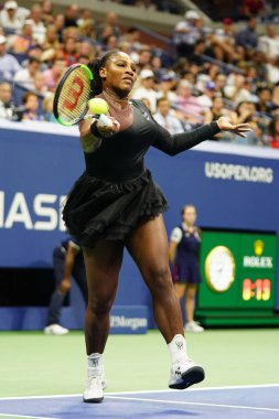 New York - 27 Ağustos 2018: 23-zaman Grand Slam şampiyonu Serena Williams eylem sırasında onun 2018 bize açık ilk turu maç Billie Jean King Ulusal Tenis Merkezi
