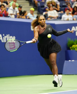 New York - 27 Ağustos 2018: 23-zaman Grand Slam şampiyonu Serena Williams eylem sırasında onun 2018 bize açık ilk turu maç Billie Jean King Ulusal Tenis Merkezi