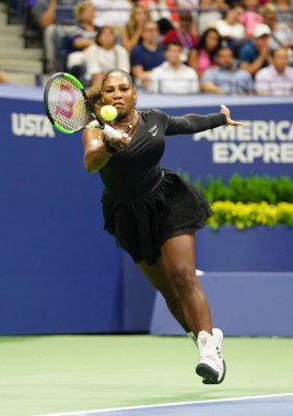 New York - 27 Ağustos 2018: 23-zaman Grand Slam şampiyonu Serena Williams eylem sırasında onun 2018 bize açık ilk turu maç Billie Jean King Ulusal Tenis Merkezi