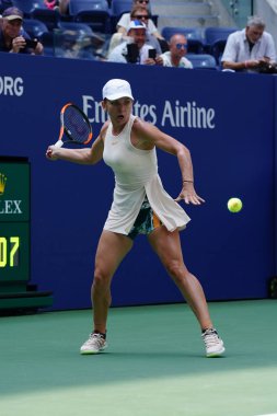 New York - 27 Ağustos 2018: Grand Slam şampiyonu Simona Halep Romanya eylem sırasında onun 2018 bize açık ilk maç Billie Jean King Ulusal Tenis Merkezi New York'ta yuvarlak 