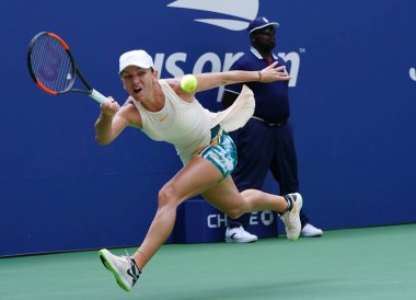 New York - 27 Ağustos 2018: Grand Slam şampiyonu Simona Halep Romanya eylem sırasında onun 2018 bize açık ilk maç Billie Jean King Ulusal Tenis Merkezi New York'ta yuvarlak 