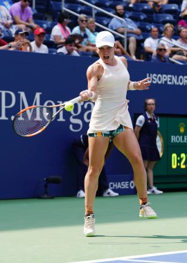 New York - 27 Ağustos 2018: Grand Slam şampiyonu Simona Halep Romanya eylem sırasında onun 2018 bize açık ilk maç Billie Jean King Ulusal Tenis Merkezi New York'ta yuvarlak 