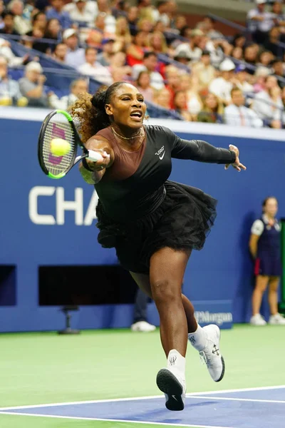 New York - 27 Ağustos 2018: 23-zaman Grand Slam şampiyonu Serena Williams eylem sırasında onun 2018 bize açık ilk turu maç Billie Jean King Ulusal Tenis Merkezi