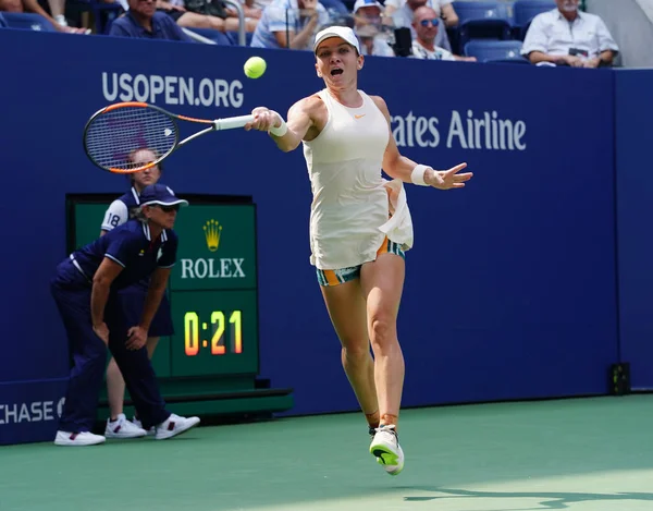 New York - 27 Ağustos 2018: Grand Slam şampiyonu Simona Halep Romanya eylem sırasında onun 2018 bize açık ilk maç Billie Jean King Ulusal Tenis Merkezi New York'ta yuvarlak 