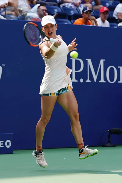 2018年8月27日 罗马尼亚大满贯冠军西莫娜 哈勒普在纽约比利 金国家网球中心举行的2018年美国公开赛首轮比赛中的行动 — 图库照片