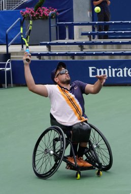 New York-8 Eylül 2018: tekerlekli sandalye tenis oyuncusu Dylan Alcott Avustralya eylem sırasında onun tekerlekli sandalye dört Tekler yarı final maçında 2018 bize açık Billie Jean King Ulusal Tenis Merkezi