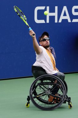 New York-8 Eylül 2018: tekerlekli sandalye tenis oyuncusu Dylan Alcott Avustralya eylem sırasında onun tekerlekli sandalye dört Tekler yarı final maçında 2018 bize açık Billie Jean King Ulusal Tenis Merkezi