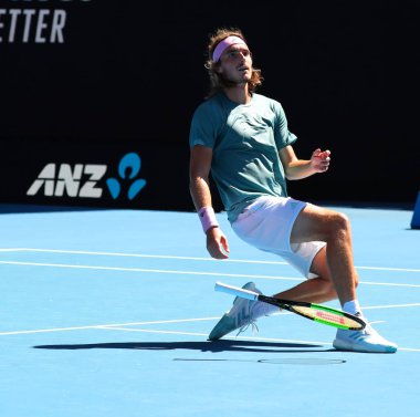 Melbourne, Avustralya - 23 Ocak 2019: Profesyonel tenisçi Stefanos Tsitsipas sonra Avustralya Açık 2019 Melbourne Park onun çeyrek final maçında zafer kutluyor 