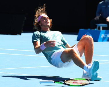 Melbourne, Avustralya - 23 Ocak 2019: Profesyonel tenisçi Stefanos Tsitsipas sonra Avustralya Açık 2019 Melbourne Park onun çeyrek final maçında zafer kutluyor 