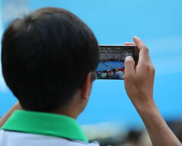 正体不明の観客が 2019 全豪オープン メルボルンでテニスの試合中に画像を撮影する彼の携帯電話を使用してメルボルン オーストラリア 2019 — ストック写真