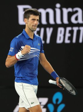 Melbourne, Avustralya - Ocak 25, zamanında 2019:14 Grand Slam şampiyonu Novak Djokovic Sırbistan 2019 Avustralya Açık Melbourne Park onun yarı final maçı sonrası zafer kutluyor