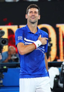 Melbourne, Avustralya - Ocak 25, zamanında 2019:14 Grand Slam şampiyonu Novak Djokovic Sırbistan 2019 Avustralya Açık Melbourne Park onun yarı final maçı sonrası zafer kutluyor