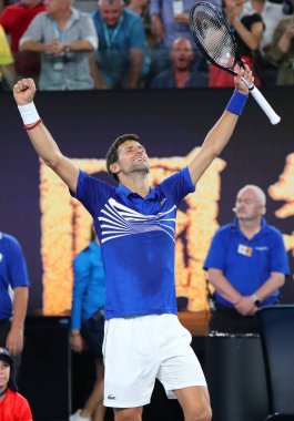 Melbourne, Avustralya - Ocak 25, zamanında 2019:14 Grand Slam şampiyonu Novak Djokovic Sırbistan 2019 Avustralya Açık Melbourne Park onun yarı final maçı sonrası zafer kutluyor