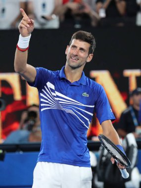 Melbourne, Avustralya - Ocak 25, zamanında 2019:14 Grand Slam şampiyonu Novak Djokovic Sırbistan 2019 Avustralya Açık Melbourne Park onun yarı final maçı sonrası zafer kutluyor