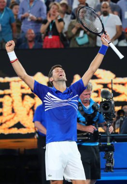 Melbourne, Avustralya - Ocak 25, zamanında 2019:14 Grand Slam şampiyonu Novak Djokovic Sırbistan 2019 Avustralya Açık Melbourne Park onun yarı final maçı sonrası zafer kutluyor