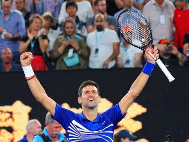 Melbourne, Avustralya - Ocak 25, zamanında 2019:14 Grand Slam şampiyonu Novak Djokovic Sırbistan 2019 Avustralya Açık Melbourne Park onun yarı final maçı sonrası zafer kutluyor