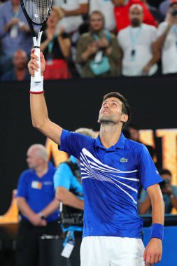 Melbourne, Avustralya - Ocak 25, zamanında 2019:14 Grand Slam şampiyonu Novak Djokovic Sırbistan 2019 Avustralya Açık Melbourne Park onun yarı final maçı sonrası zafer kutluyor