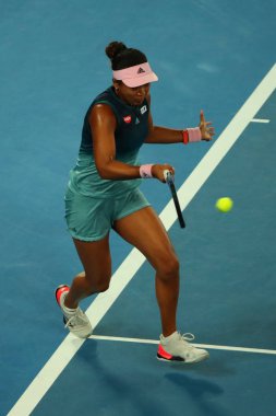 MELBOURNE, AUSTRALYA - 24 Ocak 2019: Grand Slam şampiyonu Japon Naomi Osaka, Melbourne Park 'taki 2019 Avustralya Açık' ta oynanan yarı final karşılaşmasında 