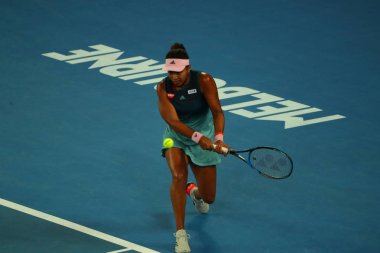 MELBOURNE, AUSTRALYA - 24 Ocak 2019: Grand Slam şampiyonu Japon Naomi Osaka, Melbourne Park 'taki 2019 Avustralya Açık' ta oynanan yarı final karşılaşmasında 