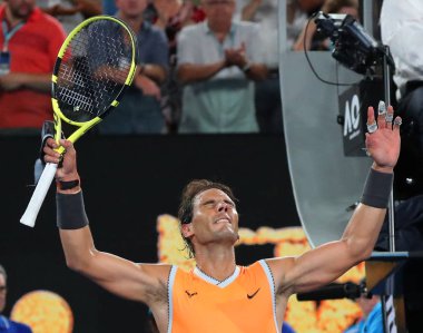 Melbourne, Avustralya - 24 Ocak 2019: on yedi kez Grand Slam şampiyonu İspanya Rafael Nadal kutluyor zafer 2019 Avustralya Açık Melbourne Park onun yarı final maçı sonrası 