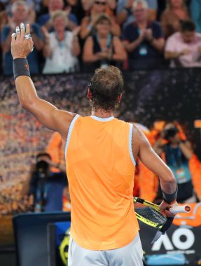 Melbourne, Avustralya - 24 Ocak 2019: on yedi kez Grand Slam şampiyonu İspanya Rafael Nadal kutluyor zafer 2019 Avustralya Açık Melbourne Park onun yarı final maçı sonrası 