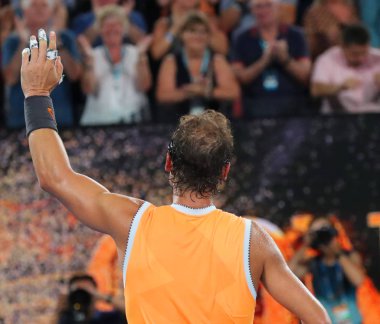 Melbourne, Avustralya - 24 Ocak 2019: on yedi kez Grand Slam şampiyonu İspanya Rafael Nadal kutluyor zafer 2019 Avustralya Açık Melbourne Park onun yarı final maçı sonrası 