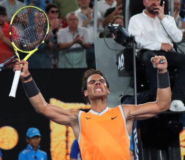 Melbourne, Avustralya - 24 Ocak 2019: on yedi kez Grand Slam şampiyonu İspanya Rafael Nadal kutluyor zafer 2019 Avustralya Açık Melbourne Park onun yarı final maçı sonrası 