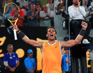 Melbourne, Avustralya - 24 Ocak 2019: on yedi kez Grand Slam şampiyonu İspanya Rafael Nadal kutluyor zafer 2019 Avustralya Açık Melbourne Park onun yarı final maçı sonrası 