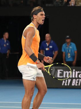 Melbourne, Avustralya - 24 Ocak 2019: on yedi kez Grand Slam şampiyonu İspanya Rafael Nadal kutluyor zafer 2019 Avustralya Açık Melbourne Park onun yarı final maçı sonrası 