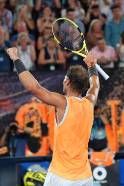 Melbourne, Avustralya - 24 Ocak 2019: on yedi kez Grand Slam şampiyonu İspanya Rafael Nadal kutluyor zafer 2019 Avustralya Açık Melbourne Park onun yarı final maçı sonrası 