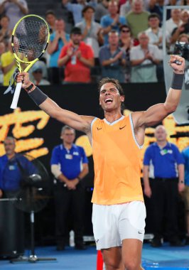 Melbourne, Avustralya - 24 Ocak 2019: on yedi kez Grand Slam şampiyonu İspanya Rafael Nadal kutluyor zafer 2019 Avustralya Açık Melbourne Park onun yarı final maçı sonrası 